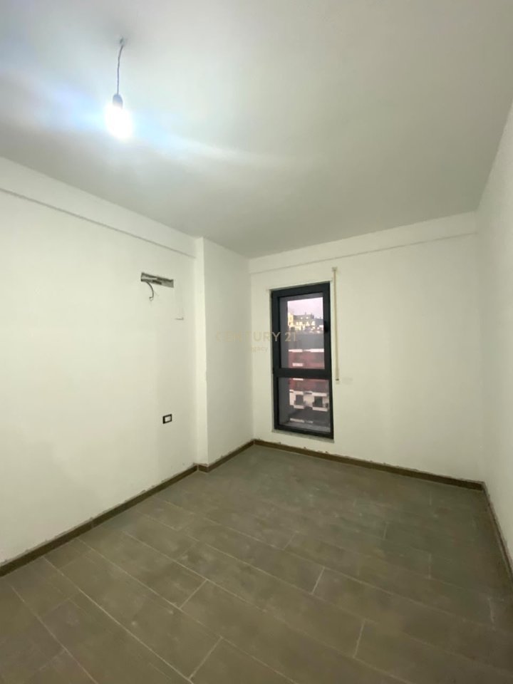 Apartament /Zyre 2+1+2+2 per qira Bulevardi i Ri , Kompleksi Ndregjoni