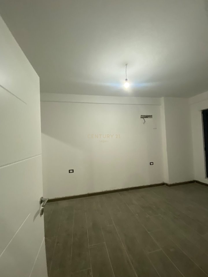 Apartament /Zyre 2+1+2+2 per qira Bulevardi i Ri , Kompleksi Ndregjoni