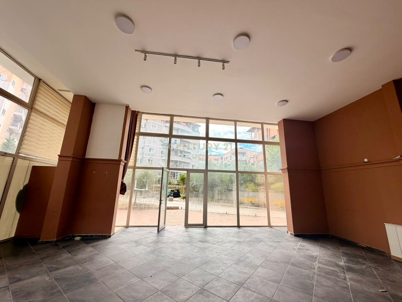 🏢 IN AFFITTO – UNITÀ COMMERCIALE FRONTE STRADA 📍FRESK