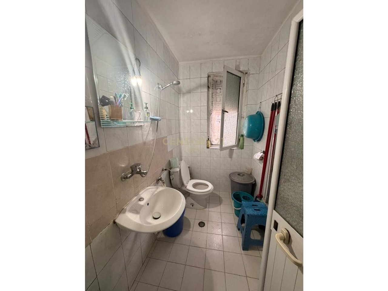 ULET CMIMI‼️
SHESIM, APARTMENT NE PAZARI I RI ‼️150,000 €
