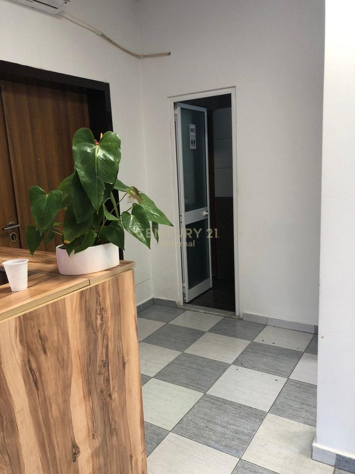 Ambjent Komercial Per Qira tek Ish Ekspozita