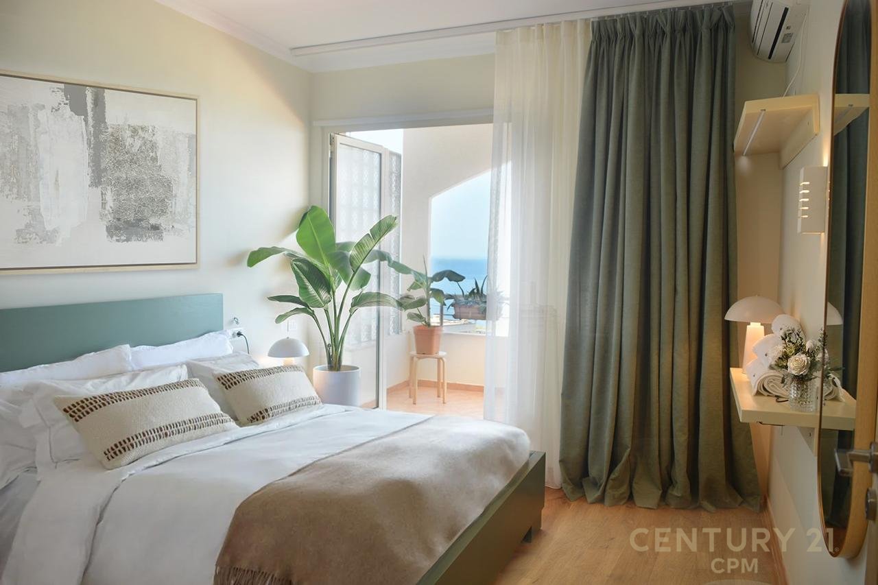 Shitet apartament me pamje nga deti ne Vlore