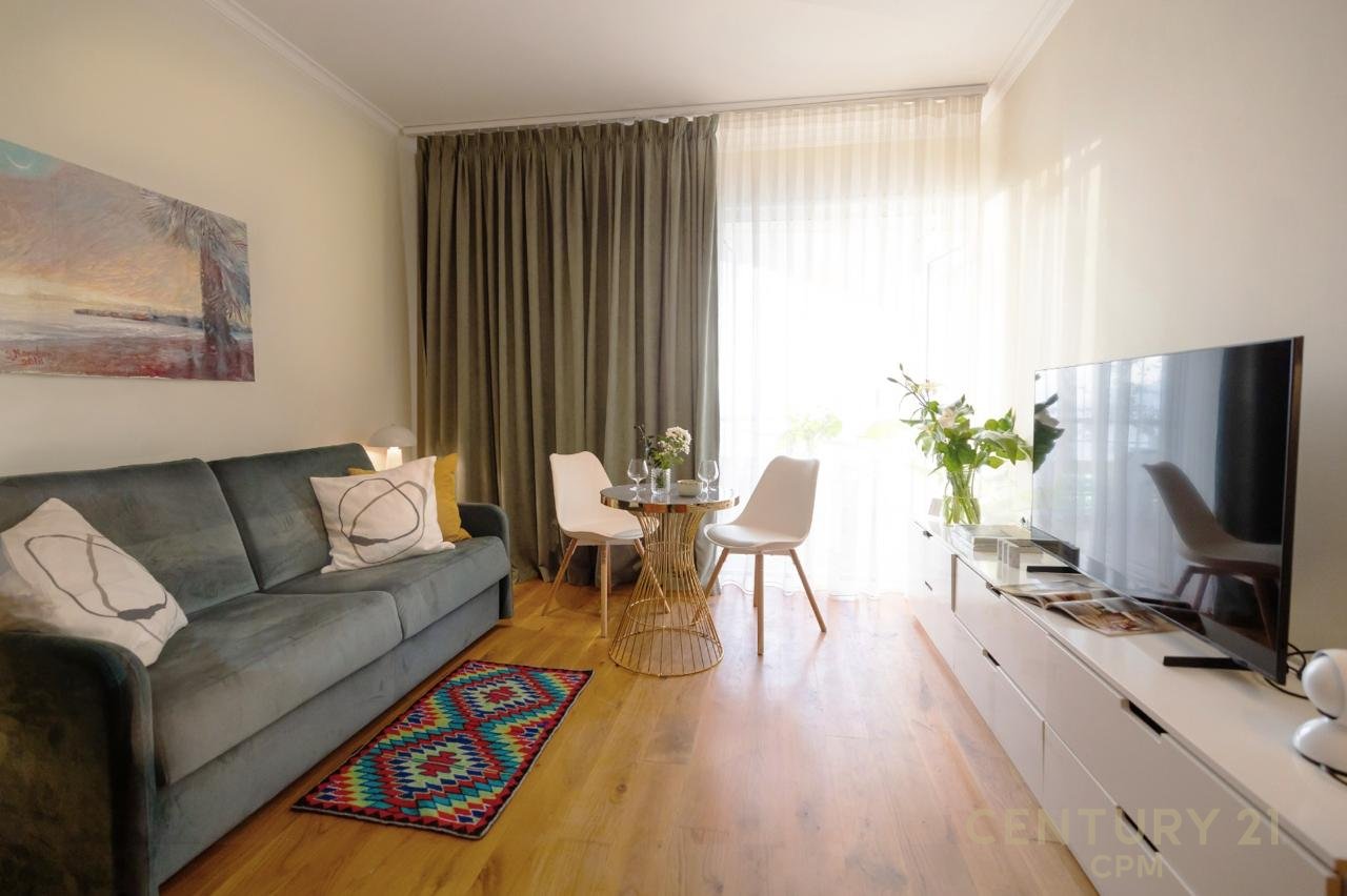 Shitet apartament me pamje nga deti ne Vlore