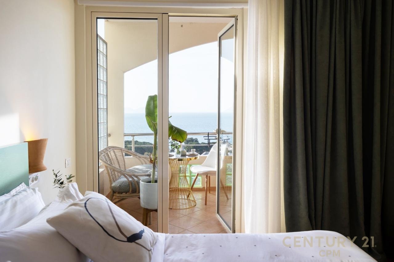 Shitet apartament me pamje nga deti ne Vlore