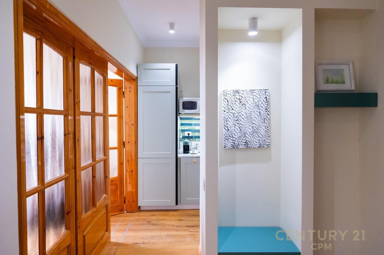 Shitet apartament me pamje nga deti ne Vlore
