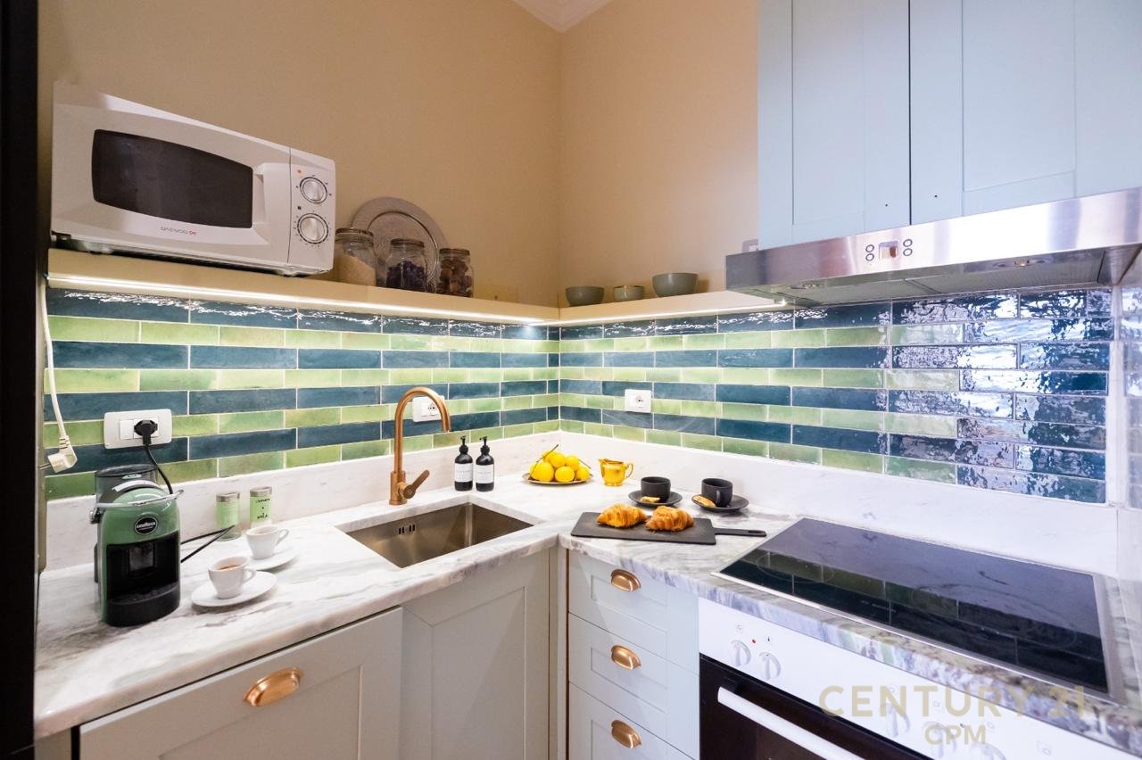 Shitet apartament me pamje nga deti ne Vlore