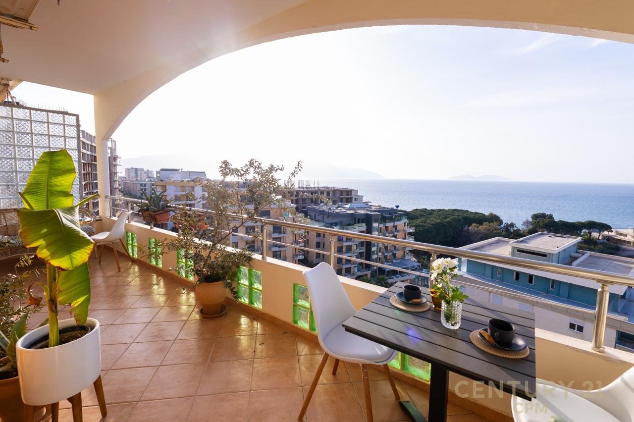 Shitet apartament me pamje nga deti ne Vlore