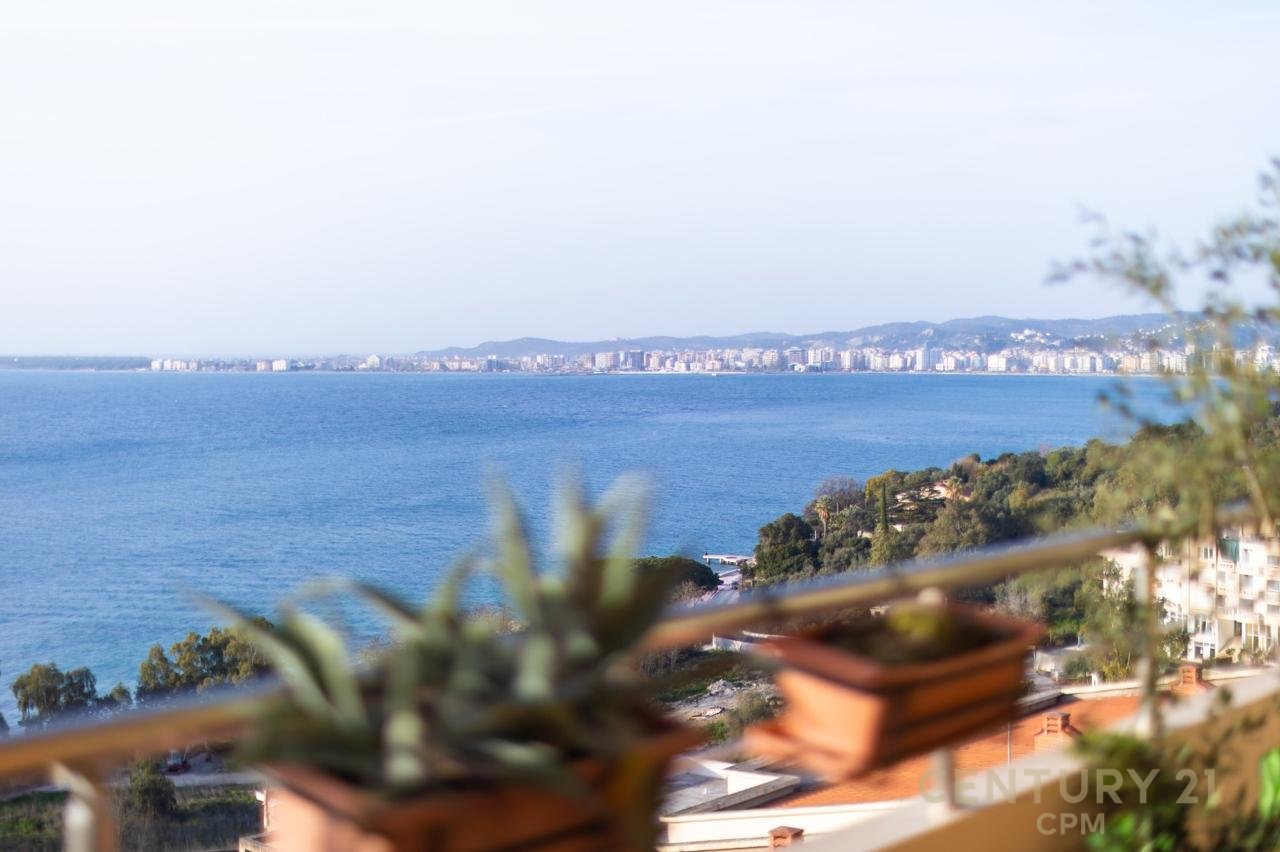Shitet apartament me pamje nga deti ne Vlore