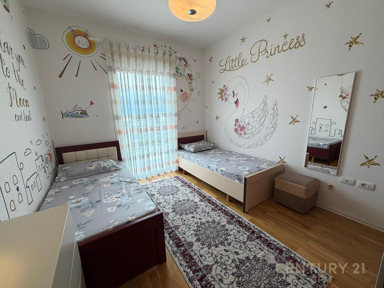 Jepet me qira apartament 2+1+2, me ballkon dhe pamje fantastike nga Liqeni dhe Kopshti Botanik