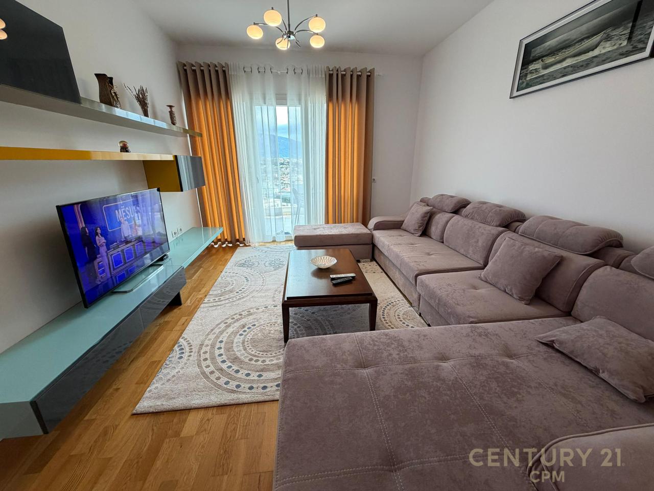 Jepet me qira apartament 2+1+2, me ballkon dhe pamje fantastike nga Liqeni dhe Kopshti Botanik