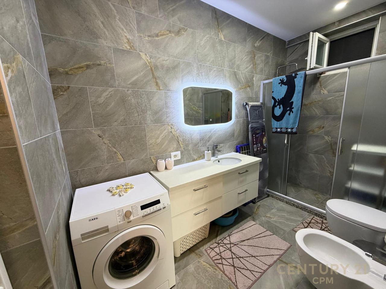 Jepet me qira apartament 2+1+2, me ballkon dhe pamje fantastike nga Liqeni dhe Kopshti Botanik