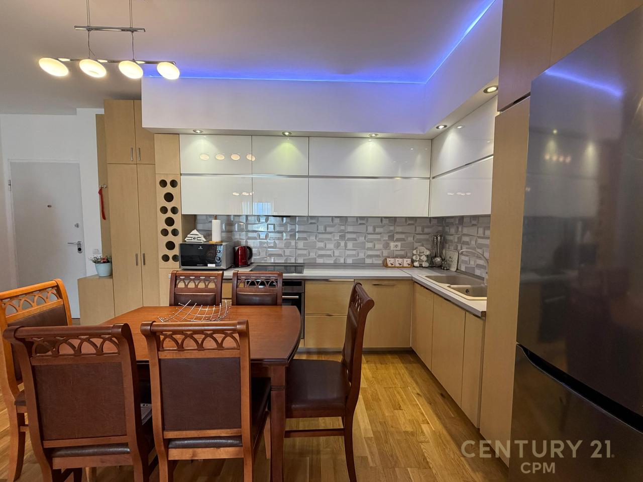 Jepet me qira apartament 2+1+2, me ballkon dhe pamje fantastike nga Liqeni dhe Kopshti Botanik