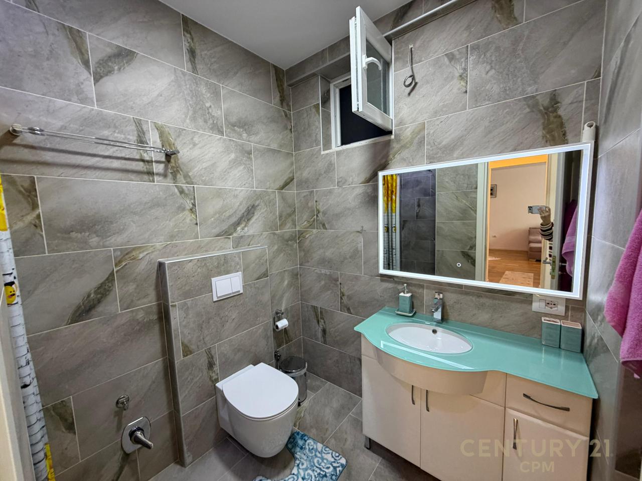 Jepet me qira apartament 2+1+2, me ballkon dhe pamje fantastike nga Liqeni dhe Kopshti Botanik