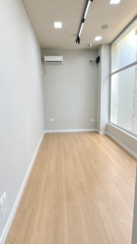 Rruga E Barrikadave - Jepet Dyqan Premium 24m2 Bosh I Investuar Totalisht
