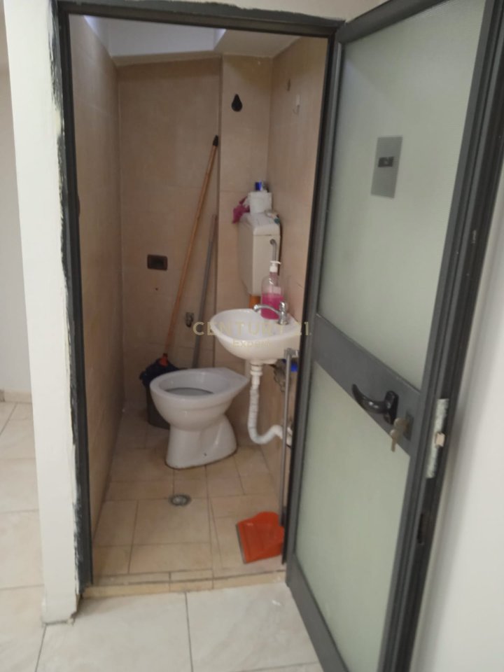 COMMERCIAL SPACE FOR RENT – DURRËS STREET, NEAR SKËNDERBEJ SQUARE