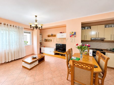 Apartament 2+1 per Shitje tek Komuna e Parisit!