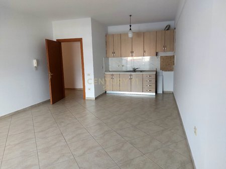 AFFITTASI APPARTAMENTO 2+1+2 POSTI AUTO VICINO ALLA STRADA BARIKADAVE !
