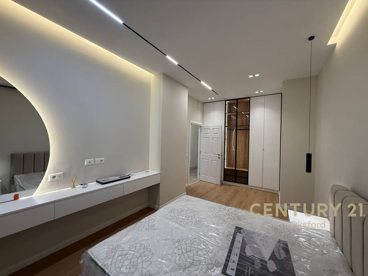 Jepet me Qira Apartament Modern 1+1,në Kompleksin “Square 21”, tek Rruga e Kavajes!