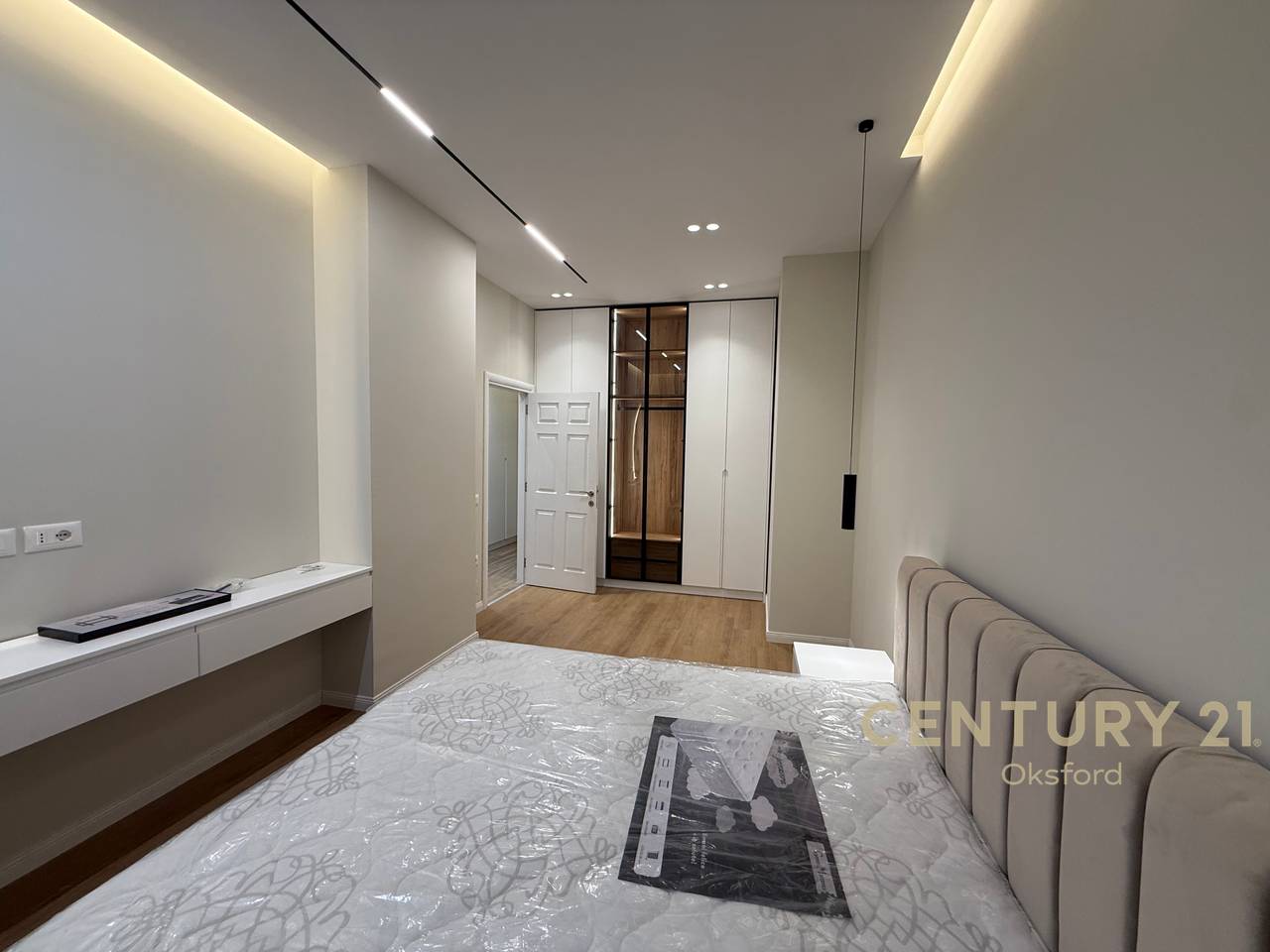Jepet me Qira Apartament Modern 1+1,në Kompleksin “Square 21”, tek Rruga e Kavajes!