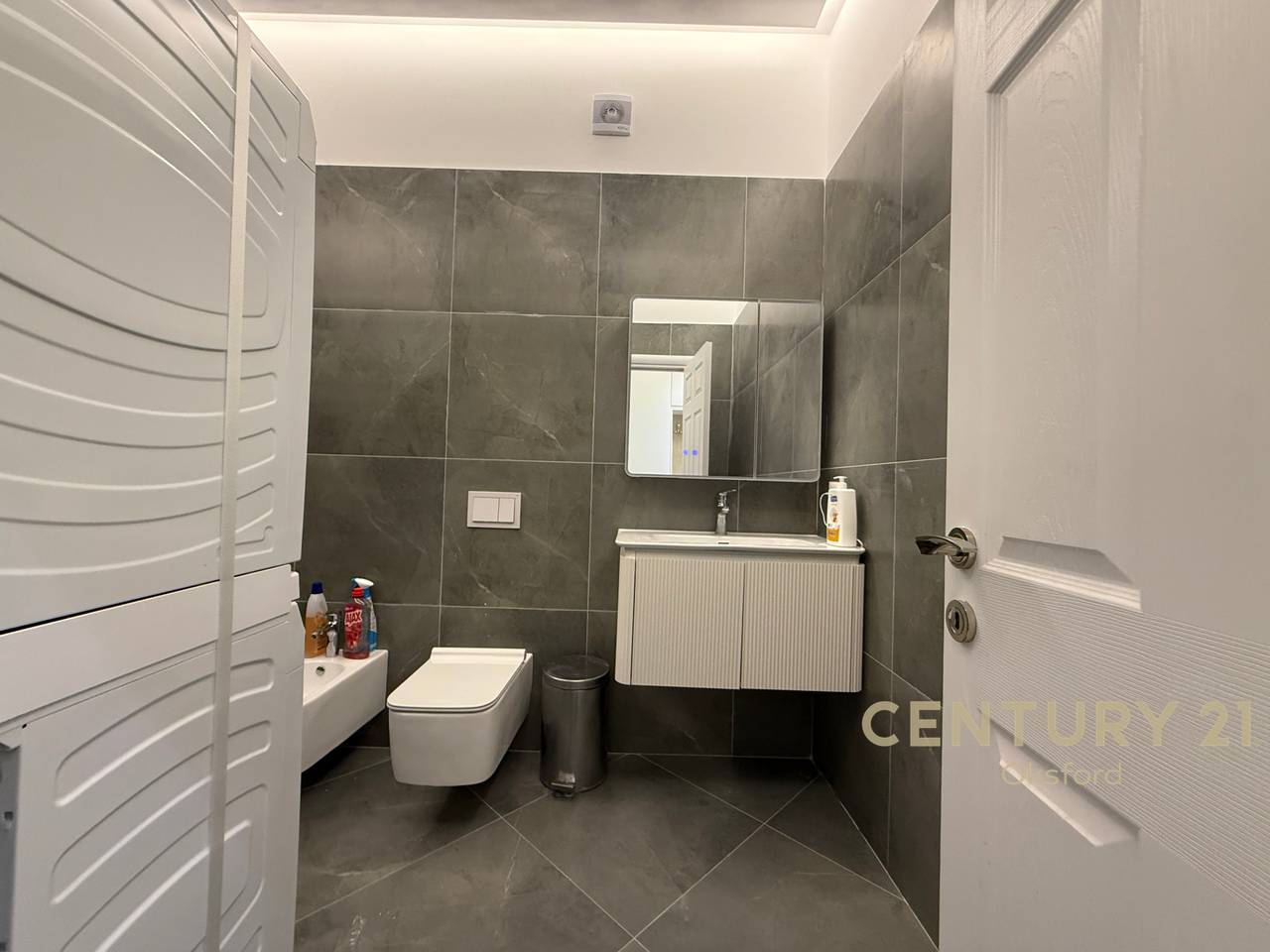 Jepet me Qira Apartament Modern 1+1,në Kompleksin “Square 21”, tek Rruga e Kavajes!