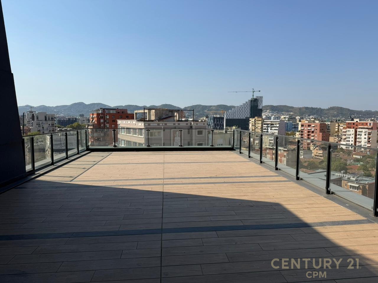 Jepet Per Qira Kati i nje Godine Prestigjoze  + 4 poste parkimi, Rruga e Kavajës, Tirana - 25,000€ | 921.81 m²