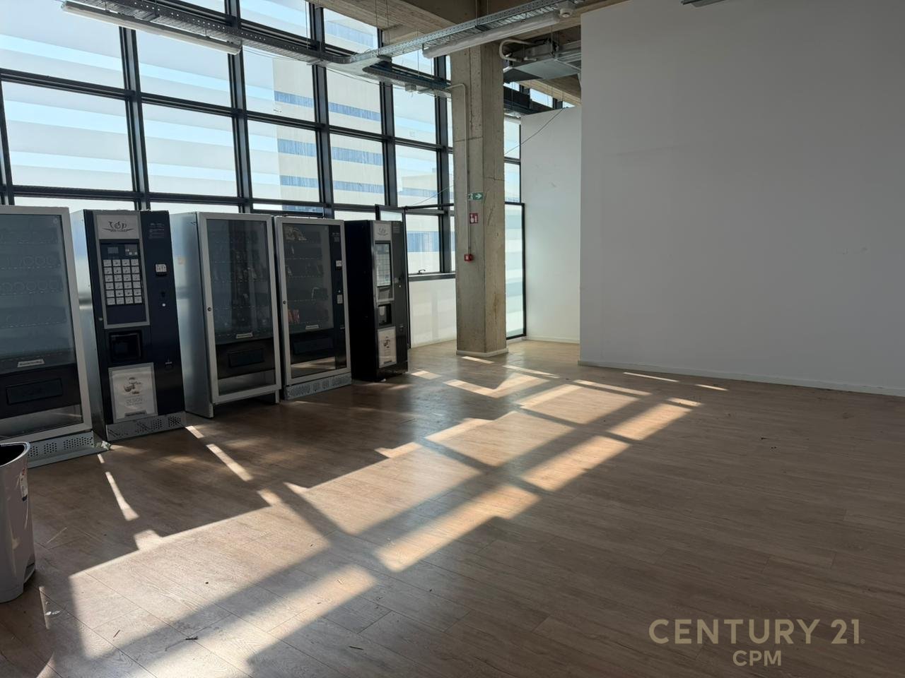 Jepet Per Qira Kati i nje Godine Prestigjoze  + 4 poste parkimi, Rruga e Kavajës, Tirana - 25,000€ | 921.81 m²