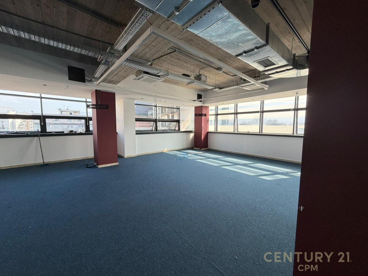 Jepet Per Qira Kati i nje Godine Prestigjoze  + 4 poste parkimi, Rruga e Kavajës, Tirana - 25,000€ | 921.81 m²