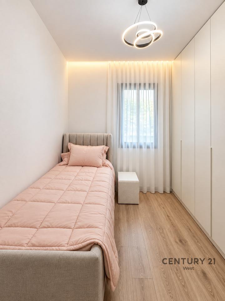 Shitet Apartament 2+1+2+ Post Parkimi, "Xhelux" Residence