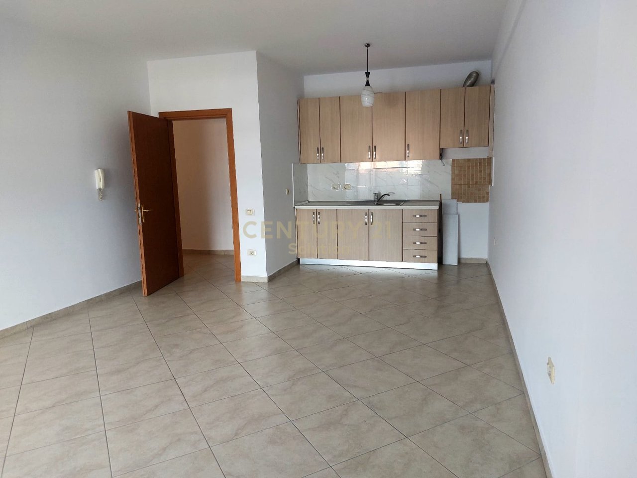 AFFITTASI APPARTAMENTO 2+1+2 POSTI AUTO VICINO ALLA STRADA BARIKADAVE !