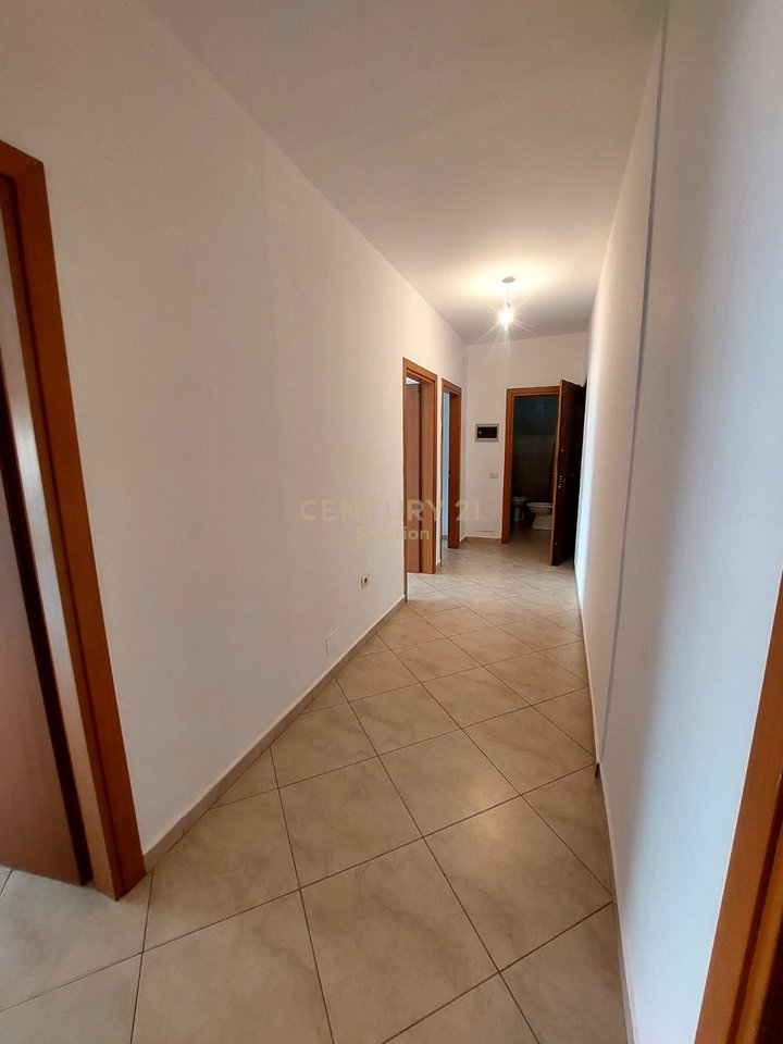 AFFITTASI APPARTAMENTO 2+1+2 POSTI AUTO VICINO ALLA STRADA BARIKADAVE !