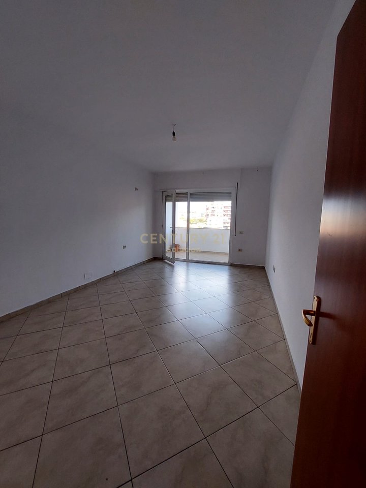 AFFITTASI APPARTAMENTO 2+1+2 POSTI AUTO VICINO ALLA STRADA BARIKADAVE !