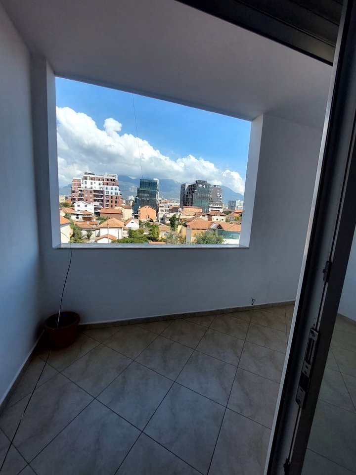 AFFITTASI APPARTAMENTO 2+1+2 POSTI AUTO VICINO ALLA STRADA BARIKADAVE !