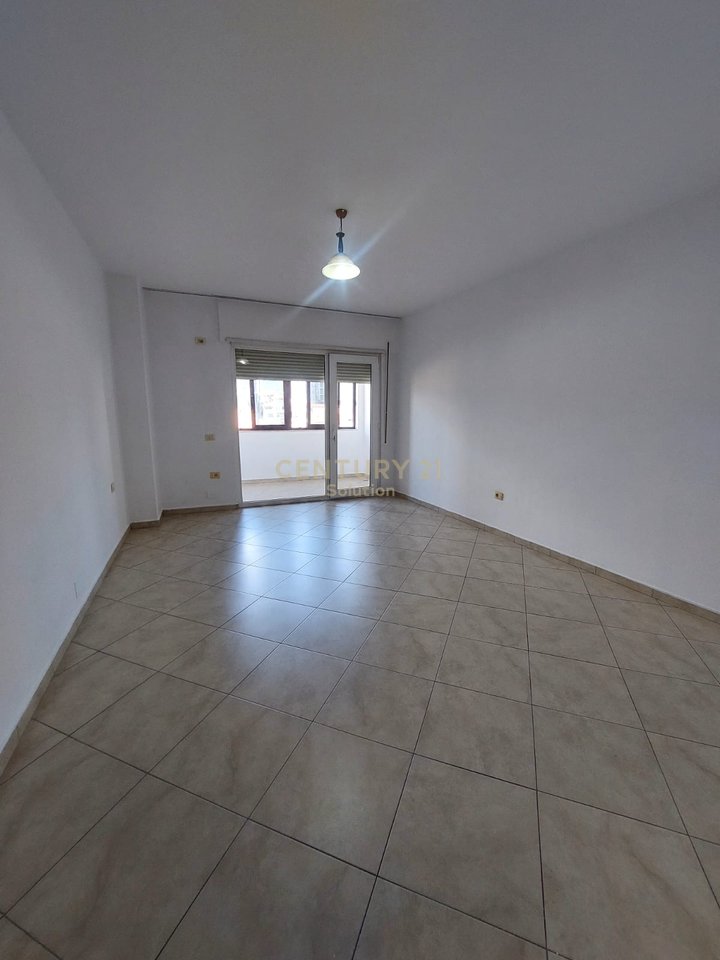 AFFITTASI APPARTAMENTO 2+1+2 POSTI AUTO VICINO ALLA STRADA BARIKADAVE !