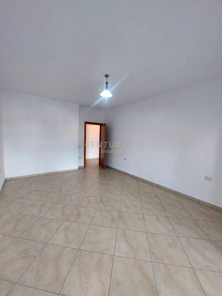 AFFITTASI APPARTAMENTO 2+1+2 POSTI AUTO VICINO ALLA STRADA BARIKADAVE !