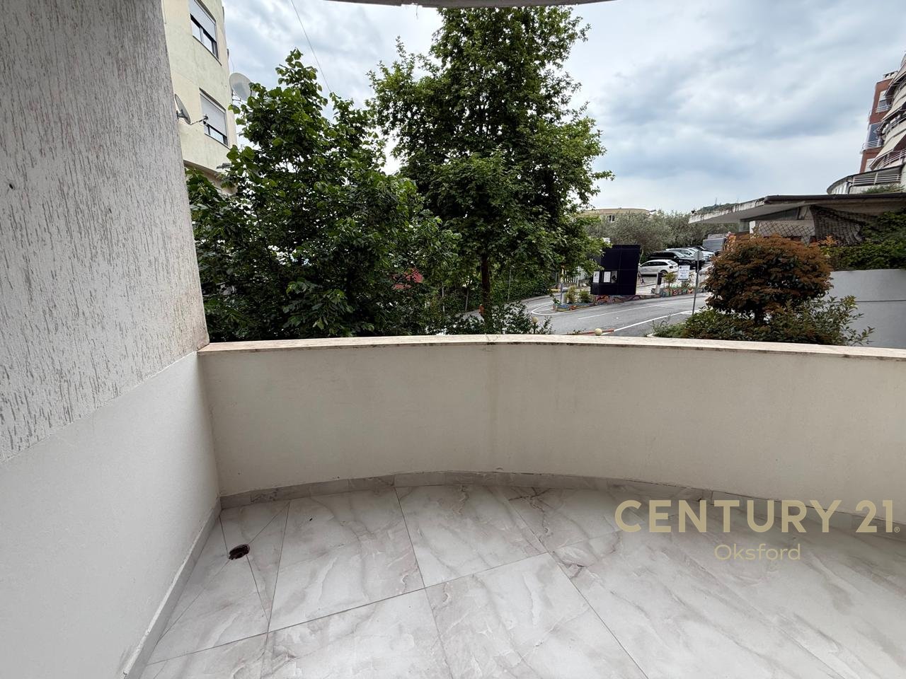 JAPIM ME QIRA APARTAMENT 2+1+VERANDE TEK KODRA E DIELLIT 1!