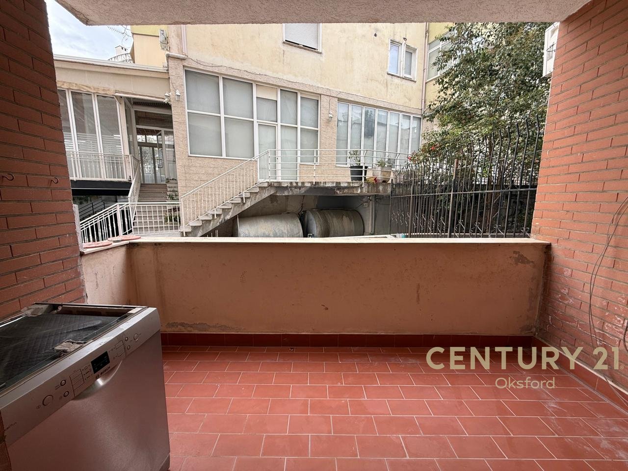 JAPIM ME QIRA APARTAMENT 2+1+VERANDE TEK KODRA E DIELLIT 1!