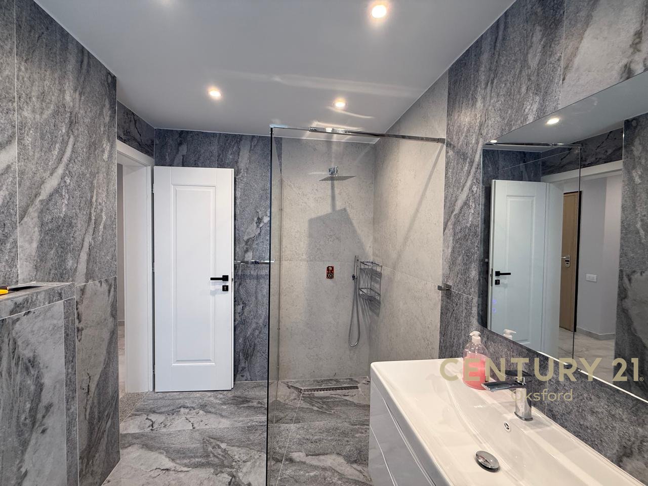JAPIM ME QIRA APARTAMENT 2+1+VERANDE TEK KODRA E DIELLIT 1!