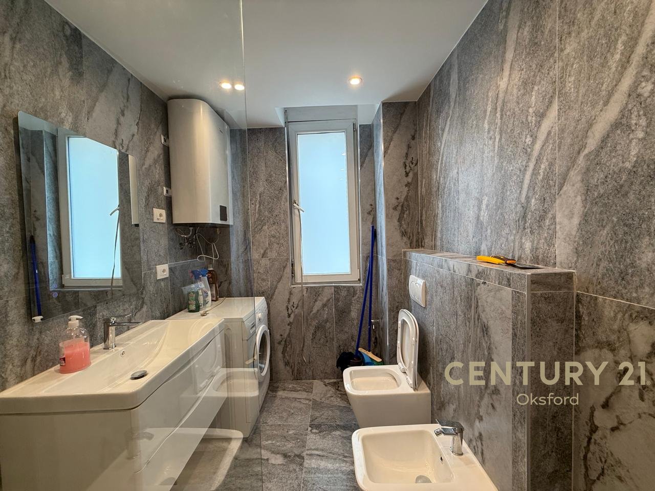 JAPIM ME QIRA APARTAMENT 2+1+VERANDE TEK KODRA E DIELLIT 1!