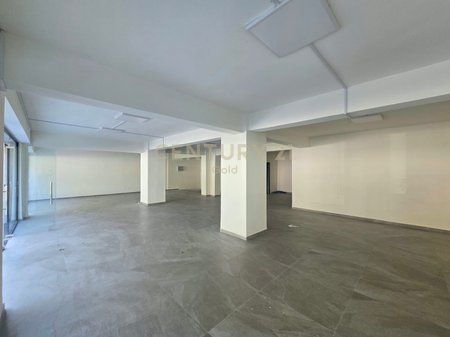 LOCALE IN AFFITTO LUNGO LA STRADA