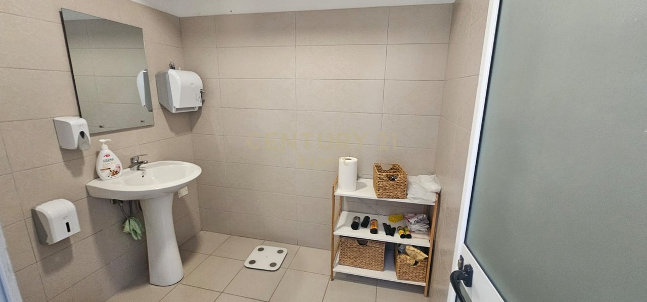 APPARTAMENTO PER UFFICI 3+1+2 IN AFFITTO – VICINO AL LIBRO UNIVERSITARIO, TIRANA