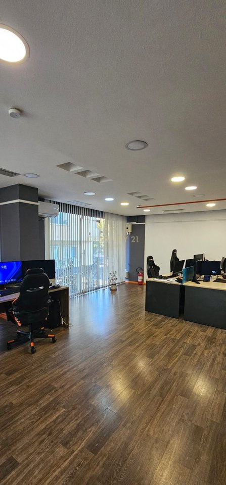 APPARTAMENTO PER UFFICI 3+1+2 IN AFFITTO – VICINO AL LIBRO UNIVERSITARIO, TIRANA