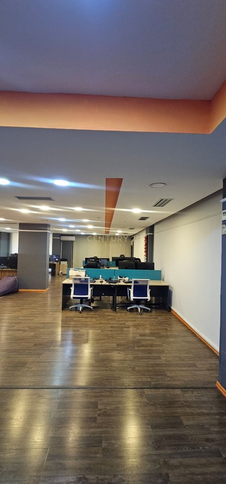 APPARTAMENTO PER UFFICI 3+1+2 IN AFFITTO – VICINO AL LIBRO UNIVERSITARIO, TIRANA
