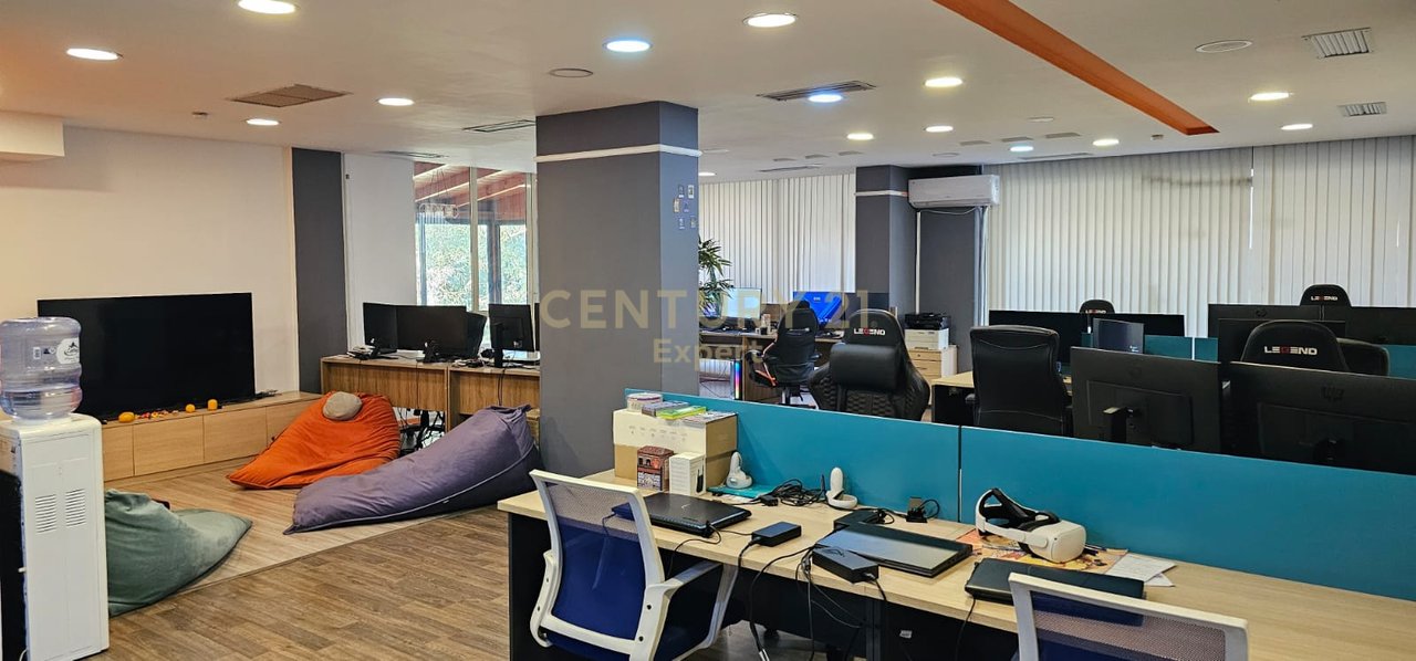 APPARTAMENTO PER UFFICI 3+1+2 IN AFFITTO – VICINO AL LIBRO UNIVERSITARIO, TIRANA