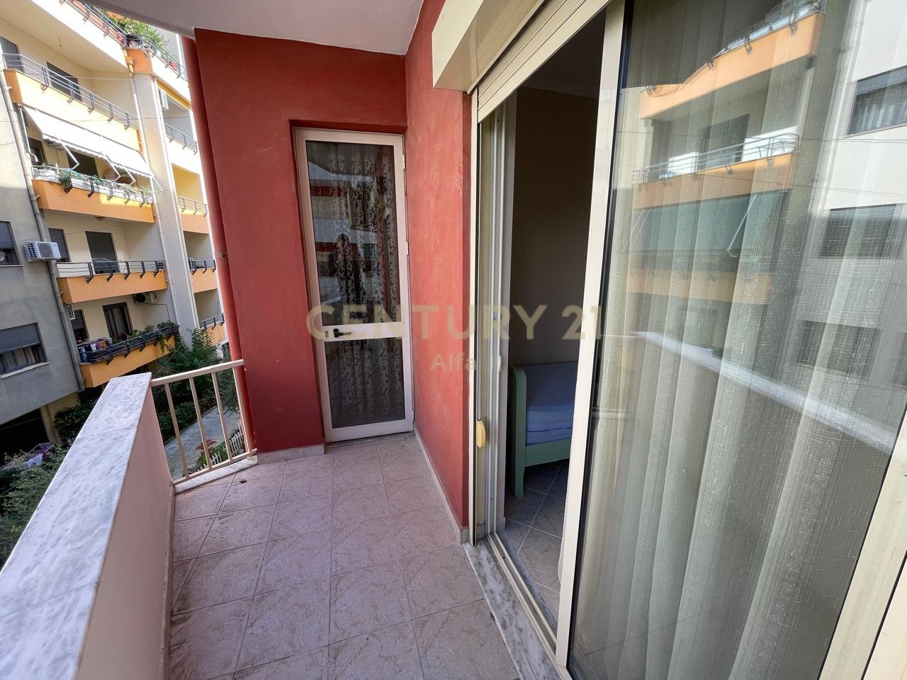 SHESIM APARTAMENT 3+1+2 PRANE RADISSONIT, LIQENI I THATE!