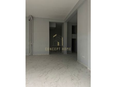 Jepet me qera dyqan tek Komuna e Parisit / 2500 euro