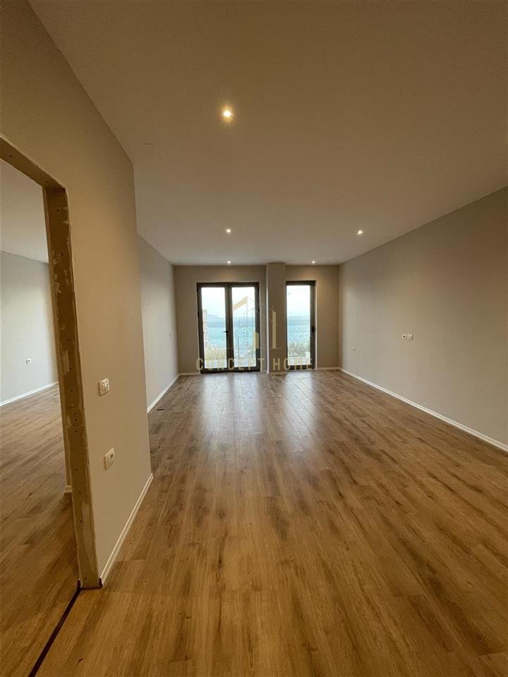 Vendesi appartamento 2+1 a Vlora, vicino a Lungomare, Residenza Odeon.