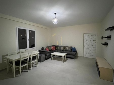 Appartamento 1+1 in affitto vicino a Shkolla e Bashkuar / Prezzo di affitto: 400 euro