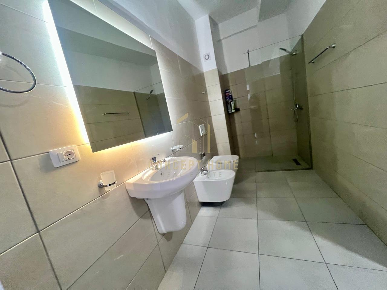 Appartamento 1+1+Posto Auto in Affitto a Kodra e Diellit 2, Tirana - 700€ | 160 m²