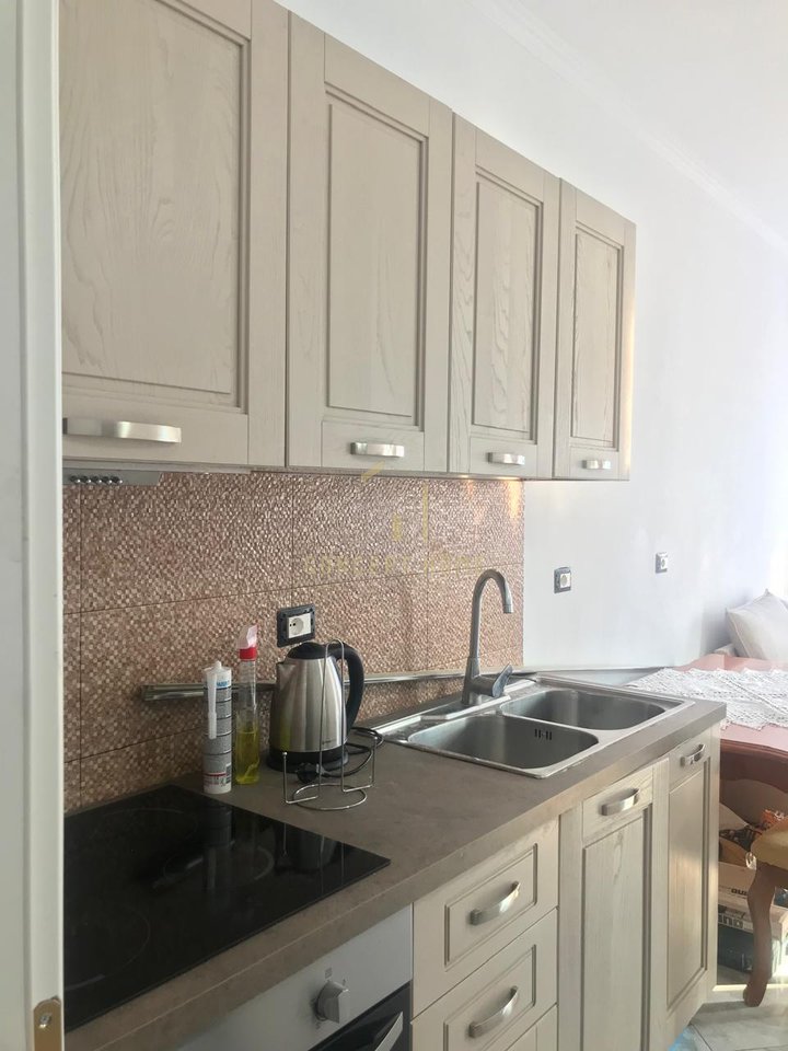 Jepet me qera Apartament 2+1 Ne Astir