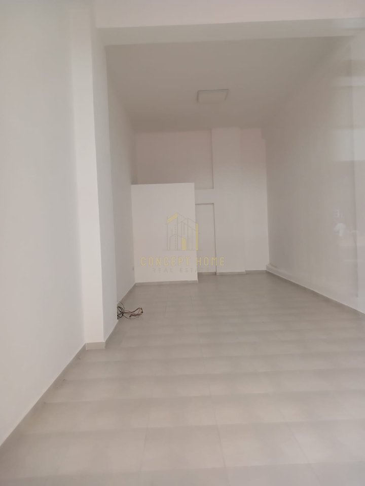 Jepet  Dyqan  me qera Te Golden Park 3/Cmimi: 400 euro